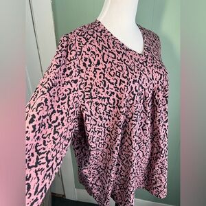 EUC Ulla Popken Sz 20 raspberry/black Geometric Pleated Tee 3/4 sleeve, v-neck